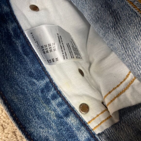 American Eagle Jeans Mens 30x28 Blue Embroidered Crest Pocket Preppy College Dad - Picture 9 of 9